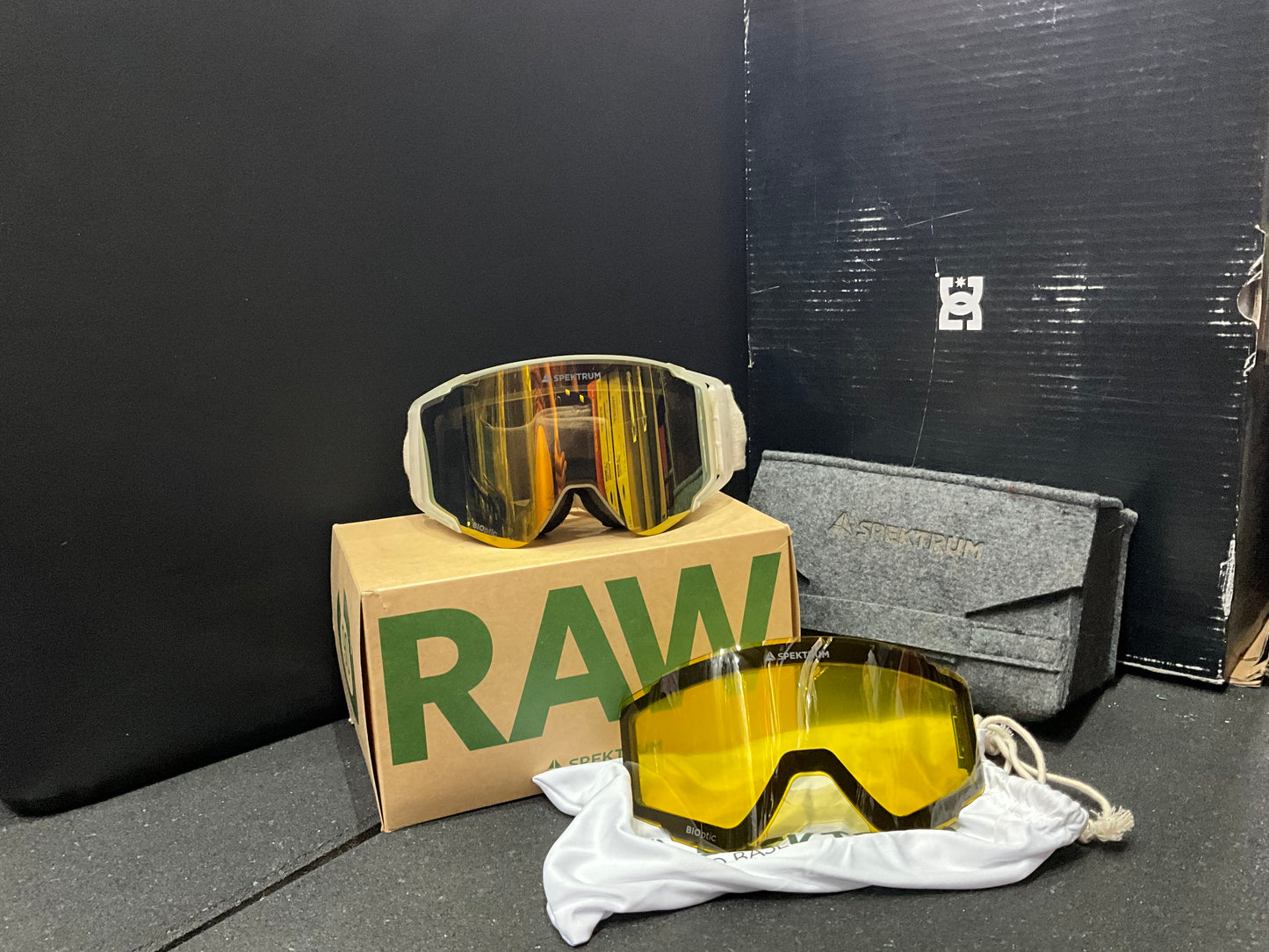 SPEKTRUM - Östra/Östra Large White Black Beige + BONUS LENS