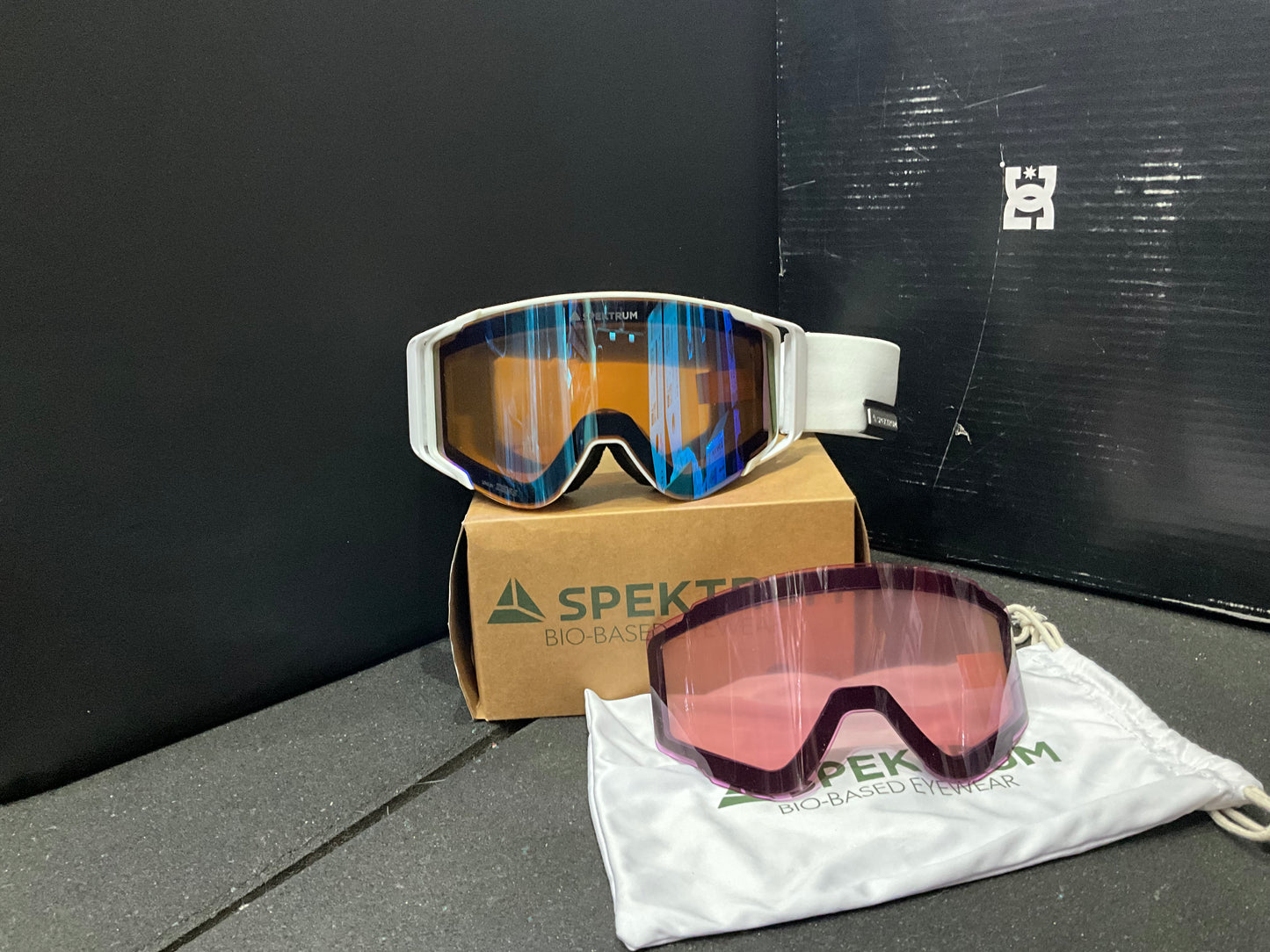 SPEKTRUM - Östra/Östra Large White Black Beige + BONUS LENS