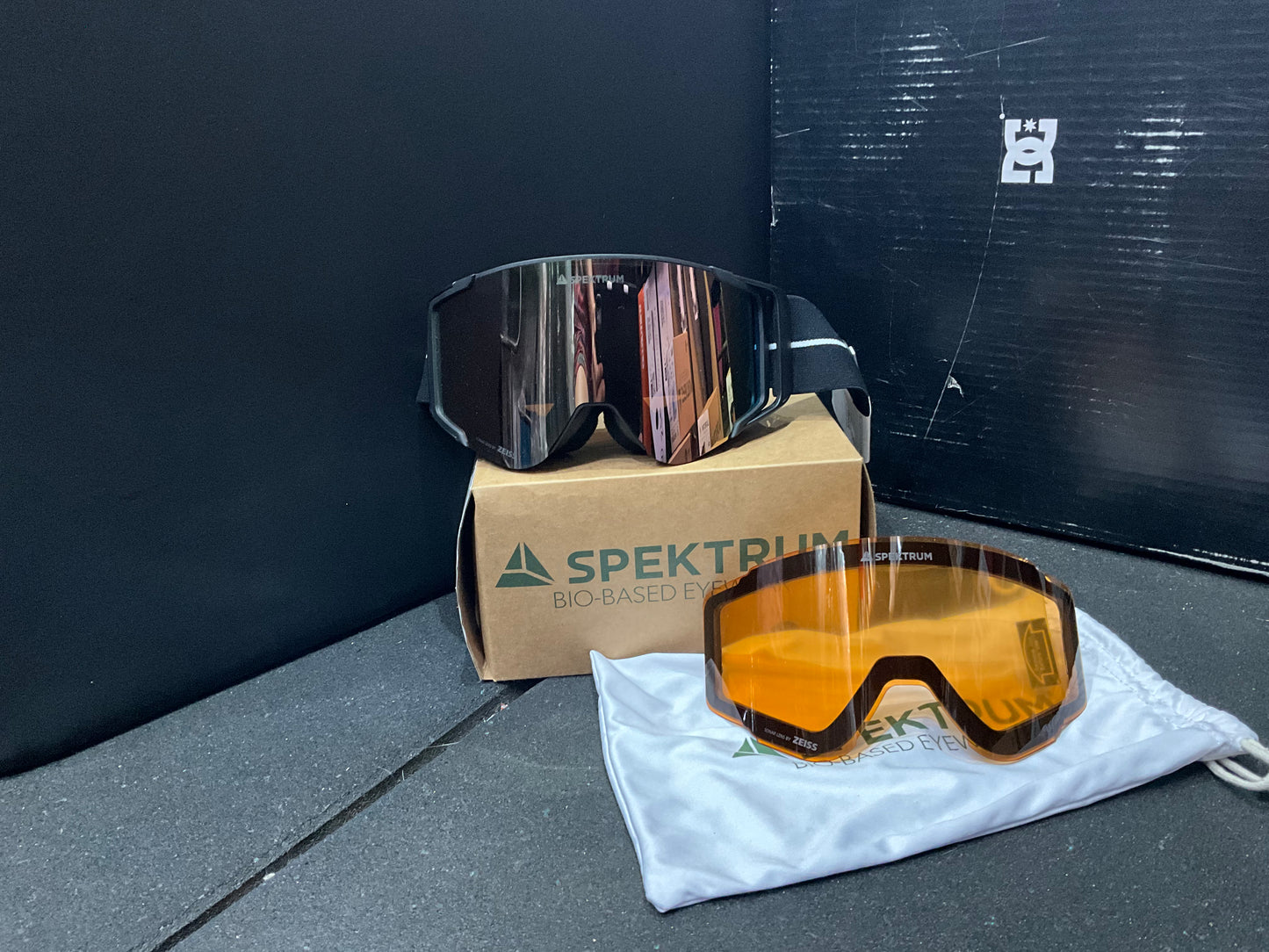 SPEKTRUM - Östra/Östra Large White Black Beige + BONUS LENS