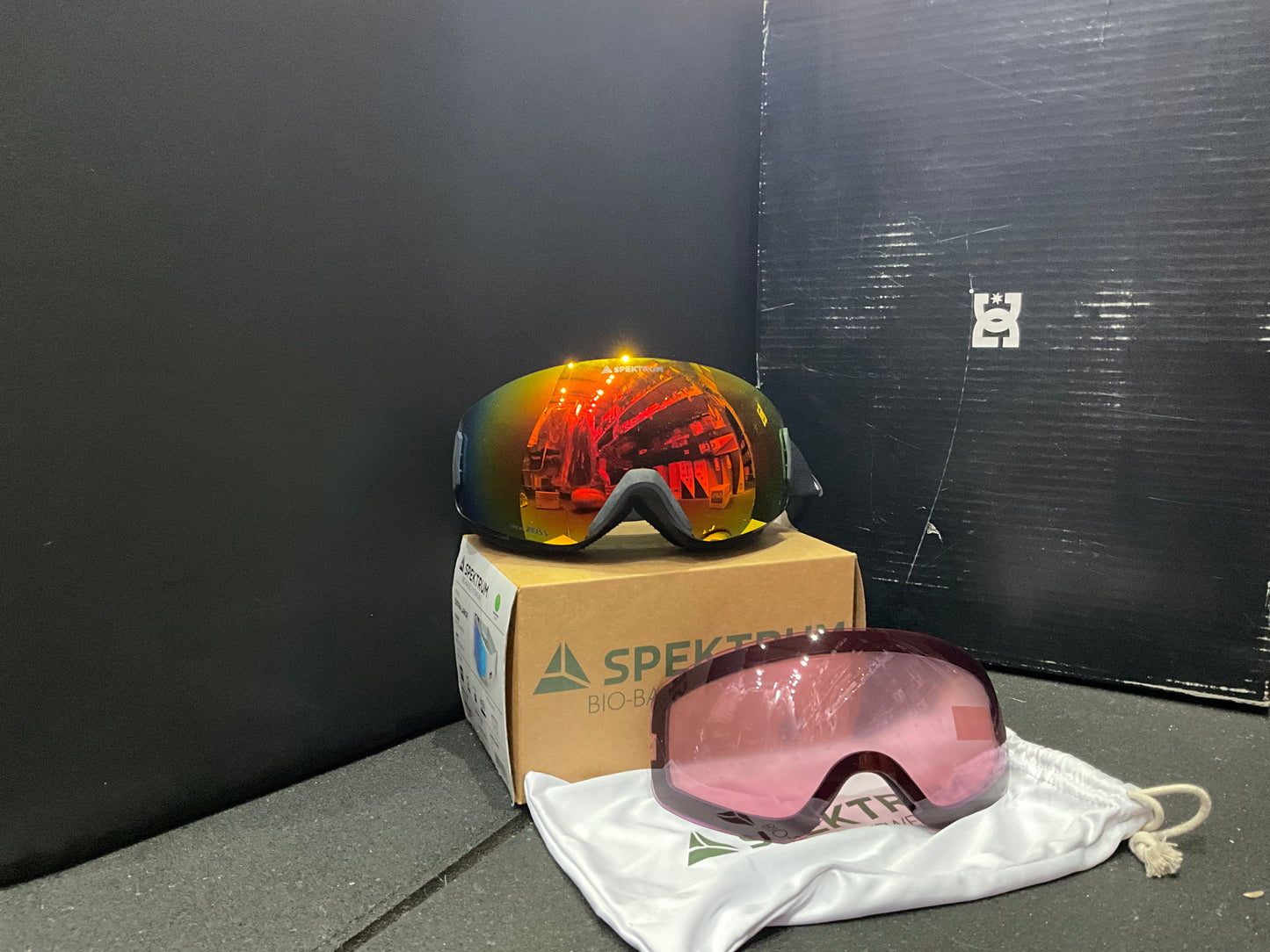 Spektrum - Huså Black with an included BONUS LENS