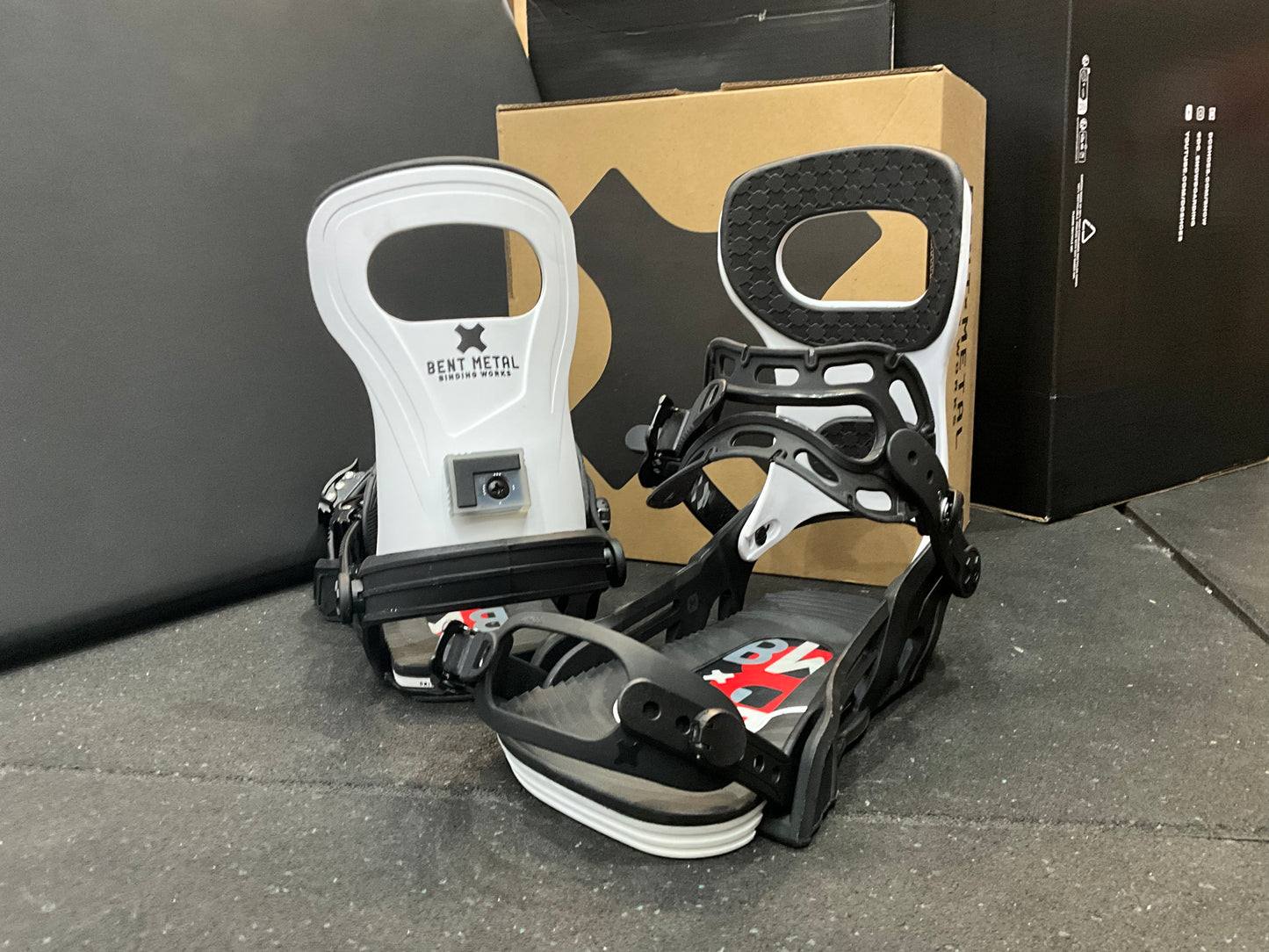 BENTxMETAL Bolt White Medium Flex control Drive plate (US 8-11)